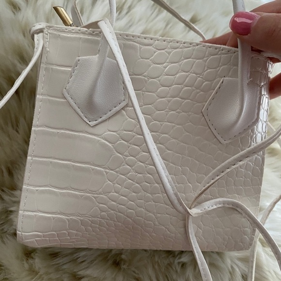 NWOT - cute small, white croc pattern purse - Picture 7 of 10